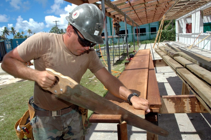 ebeniste-PIERREFEU-min_worker_construction_building_carpenter_male_job_build_helmet-893290